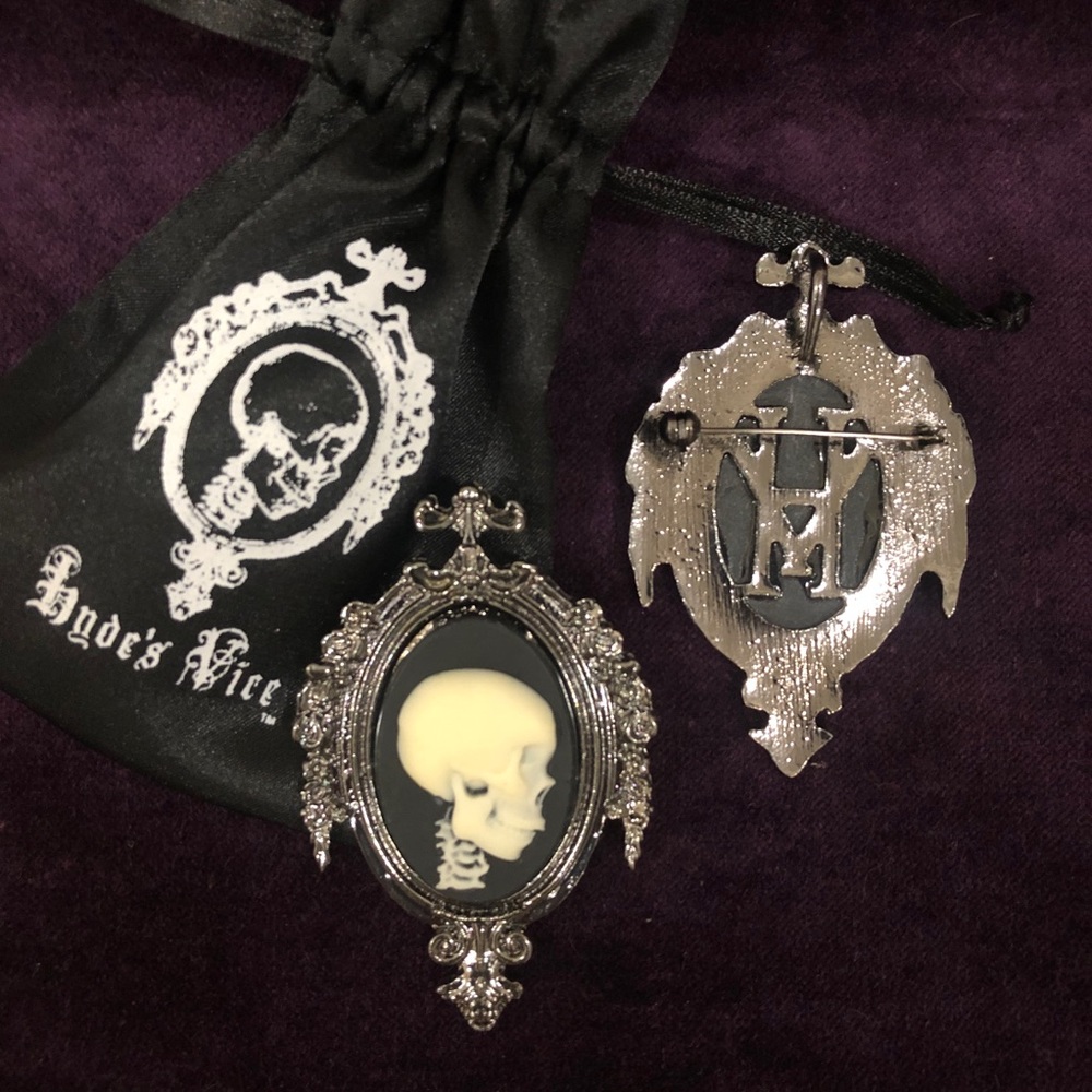 Hyde’s Vice Large Skull Cameo Brooch/Pendant